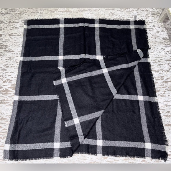Old Navy Scarf | BLK /WHITE | 193 X 99 cm |
OS - Picture 4 of 8